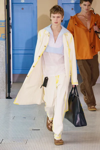 Look 32
